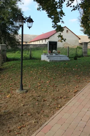 Emlékmű, a II.világháború áldozatainak tiszteletére.