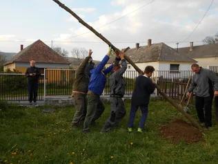 Májusfa állítás beszámolója borítóképe