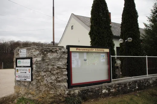 'Megújult hirdetőtábla Pénzesgyőrön' cikk borítóképe
